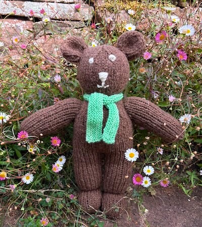 \'Fudge\' Bear knitting kit with Peppermint scarf